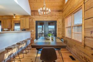 Φωτογραφία από το άλμπουμ του Views ~ Hot Tub~ 2 Decks~Pool Table~GameRoom~Cabin σε Swiss