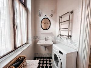 y baño con lavadora y lavamanos. en Once Upon a Time in Cracow - Old Town Apartment en Cracovia