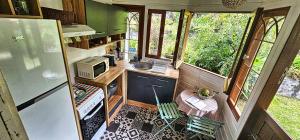 eine Luftansicht einer Küche in einem winzigen Haus in der Unterkunft La Maison de Rosalie, meublé de tourisme classé in Sainte-Rose