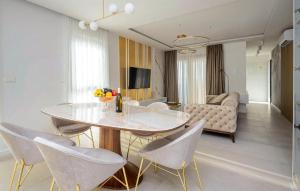 a living room with a dining room table and chairs at Nice Apartment In Sveti Filip I Jakov in Sveti Filip i Jakov