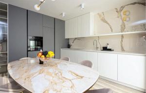 a kitchen with a table with a bowl of fruit on it at Nice Apartment In Sveti Filip I Jakov in Sveti Filip i Jakov