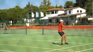 2 personnes jouant au tennis sur un court dans l'établissement Easyatent Safari tent Polari, à Rovinj