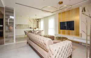 a living room with a white couch and a tv at Nice Apartment In Sveti Filip I Jakov in Sveti Filip i Jakov