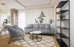 Ruang duduk di Lovely Apartment In Sveti Filip I Jakov