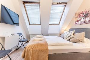 um quarto com uma cama e uma televisão em Hauptbahnhof Boutique Rooms - Virtual Reception & Self-Checkin em Viena