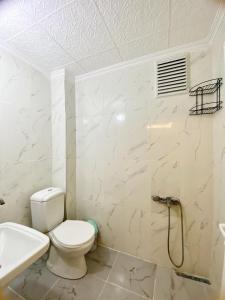 Baño blanco con aseo y lavamanos en NESCLASS OTEL, en Kusadasi
