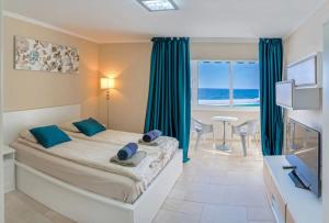 Posezení v ubytování First line ocean view studio + 19 fotografií