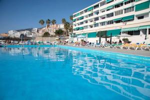 una gran piscina junto a un hotel en First line ocean view studio, en Puerto de Santiago