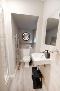 bagno bianco con servizi igienici e lavandino di Stamford Apartment, Central, Quiet a Southport