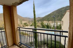 uma varanda com vista para uma montanha em Les Naïades J57 - 2 bedrooms for 6 people ! em Avène
