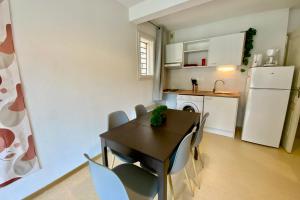uma cozinha com mesa e cadeiras em uma sala em Les Naïades J57 - 2 bedrooms for 6 people ! em Avène mais 3 fotografias