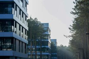 羅戈沃的住宿－Baltic Seasons by Alluxe Boutique Apartments，前面有树木的高楼