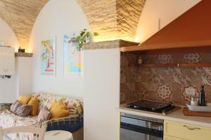 un salon avec un canapé dans une cuisine dans l'établissement LA CASETTA DI LULÚ, à Rocca San Giovanni