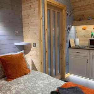 Η κουζίνα ή μικρή κουζίνα στο Daviot Luxury Pods