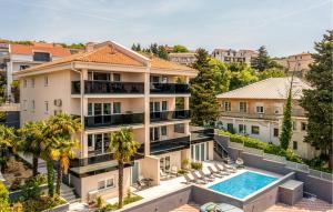 una vista aérea de un edificio con piscina en Lovely Apartment In Crikvenica With Wifi, en Crikvenica