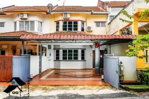 an entry to a house with a garage at QQSweetHomeLovelyBktChedang10bedroom Homestay (15-17pax) in Seremban