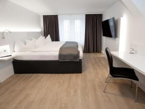 Postel nebo postele na pokoji v ubytování DORMERO Hotel Worms