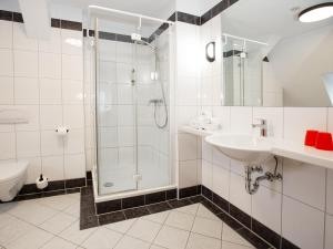 Koupelna v ubytování DORMERO Hotel Worms