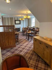 um restaurante com mesas e cadeiras e uma sala de jantar em The bucks head hotel em Church Stretton