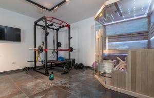 Spordikeskus ja/või sportimisvõimalused majutusasutuses Amazing Home In Novalja With Sauna +30 fotot