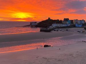 - Vistas a la playa al atardecer y al muelle en Number 8 Croft House Tenby, en Tenby