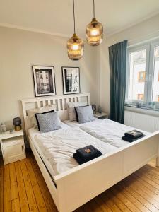 ein Schlafzimmer mit einem großen weißen Bett mit zwei Handtüchern darauf in der Unterkunft Schönes 2-Zimmer-Apartment in Bremen, Findorff in Bremen