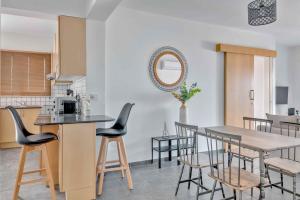 - une cuisine et une salle à manger avec une table et des chaises dans l'établissement Phaedrus Living: Modern City Flat Elpida, à Strovolos