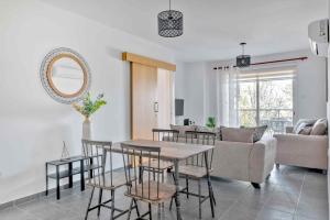 - un salon avec une table et un canapé dans l'établissement Phaedrus Living: Modern City Flat Elpida, à Strovolos