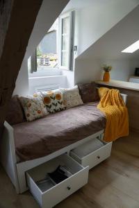 a living room with a couch and a window at Studio rénové dans le centre in Cauterets