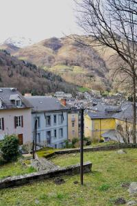 a city with houses and a mountain in the background at Studio rénové dans le centre in Cauterets