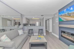 Χώρος καθιστικού στο Stunning Double Unit Condo-Both Newly Renovated with Spectacular Views- Atlantica 451/452