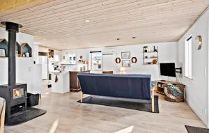 - un salon avec un canapé et une cuisinière dans l'établissement Awesome Home In Hadsund With Wifi, à Hadsund
