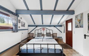 Un pat sau paturi într-o cameră la Nice Apartment In Wald With House A Panoramic V,,,