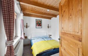 um pequeno quarto com uma cama e um tecto em madeira em Stunning Apartment In Wald With House A Panoramic View em Wald