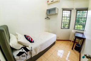 een kleine slaapkamer met een bed en 2 ramen bij QQ Seremban Lovely HomeStay10R 4B in Seremban