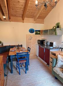 a kitchen with a table and chairs in a room at Ferienwohnung Sonnenschein in Nagel