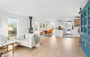 Χώρος καθιστικού στο 3 Bedroom Amazing Home In Græsted