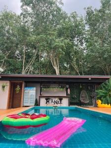 uma piscina com duas camas insufláveis em Manee Poolvilla em Khanom