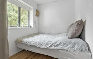 En eller flere senge i et værelse på Cozy Home In Nykbing Sj With Kitchen