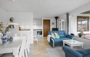 un soggiorno con divano blu e tavolo di 3 Bedroom Awesome Home In Slagelse a Slagelse