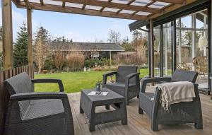 eine Terrasse mit Stühlen und einem Tisch auf einer Terrasse in der Unterkunft 3 Bedroom Awesome Home In Slagelse in Slagelse