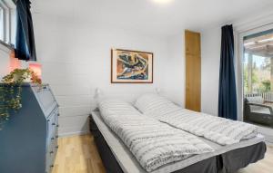 un grande letto in una stanza con finestra di 3 Bedroom Awesome Home In Slagelse a Slagelse