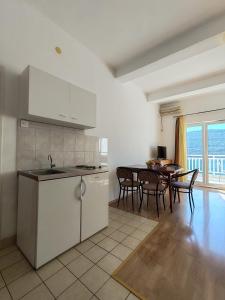 Kuchyň nebo kuchyňský kout v ubytování Apartmani i sobe Šagarjelo