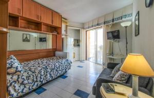 Μια τηλεόραση ή/και κέντρο ψυχαγωγίας στο Beautiful Apartment In Benalmádena