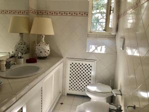 een badkamer met een toilet en een wastafel bij Villa Bianca in Porto Ercole