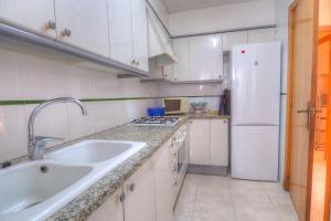 Kuchyňa alebo kuchynka v ubytovaní Center Family Apartment by Hello Homes Sitges