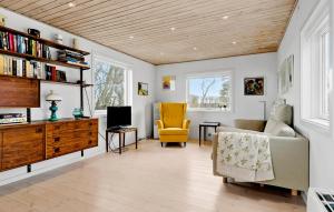 - un salon avec un canapé et un fauteuil jaune dans l'établissement Beautiful Home In Skibby With House Sea View, à Skibby