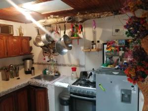 A kitchen or kitchenette at Terracota Mirador Filandia