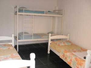 מיטה או מיטות קומותיים בחדר ב-Pousada Neves Paraiso Tropical