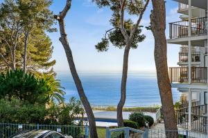 una vista dell'oceano dal balcone di un edificio di Hauzify I Apartament Sunshine Salou a Salou